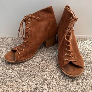 Short brown-tan boots with laces